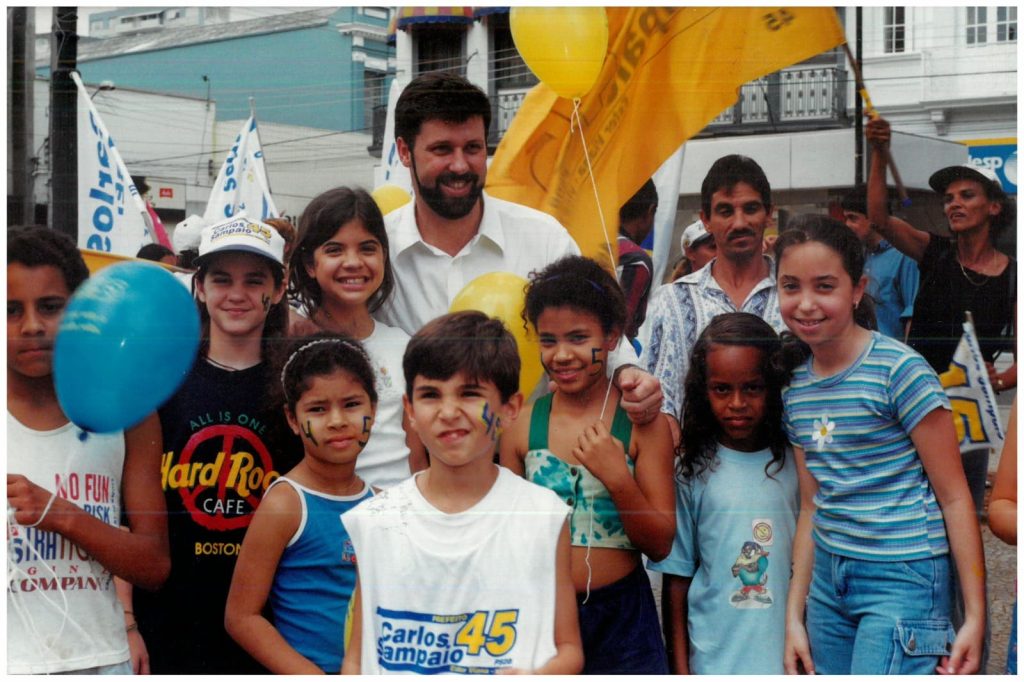 Carlos Sampaio ao lado de crianças durante campanha eleitoral em Campinas