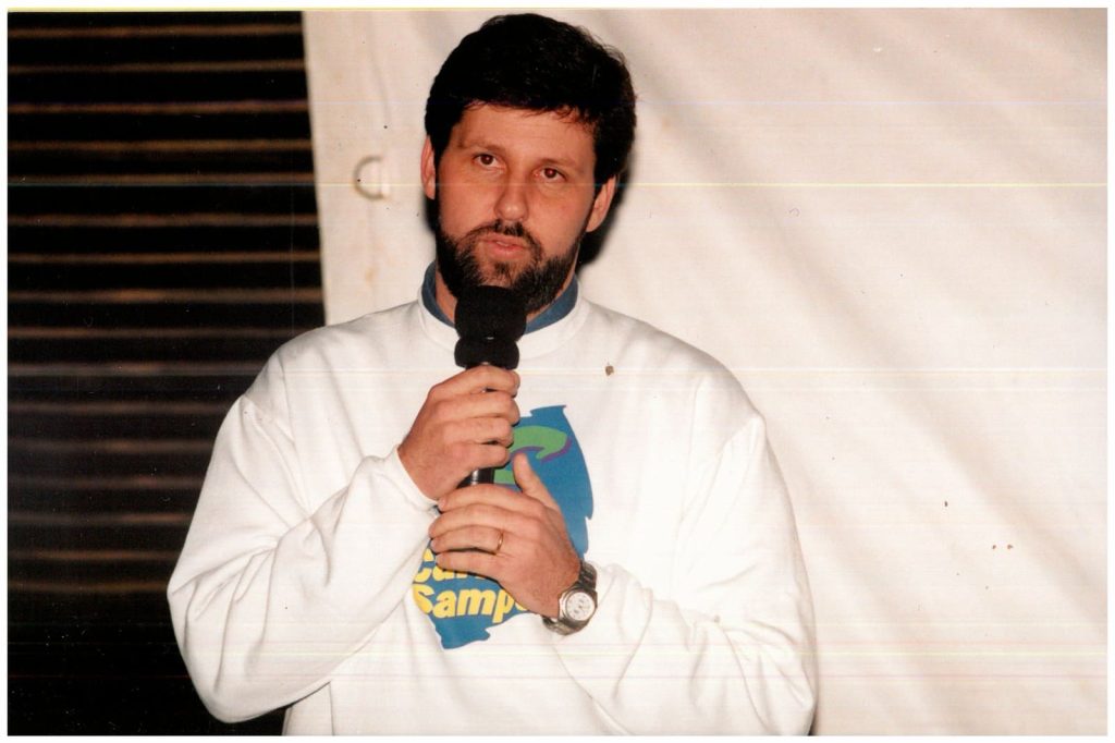 Carlos Sampaio discursando ao microfone no início da vida pública em Campinas