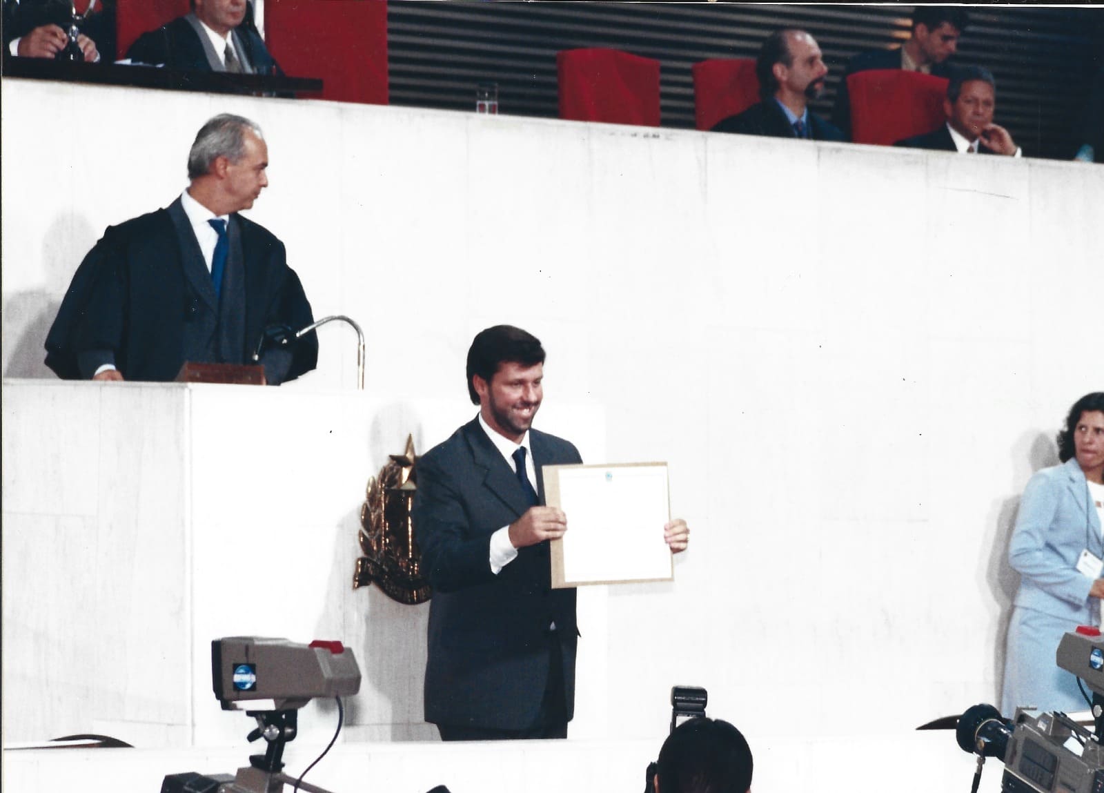 Carlos Sampaio segurando diploma em cerimônia oficial em plenário